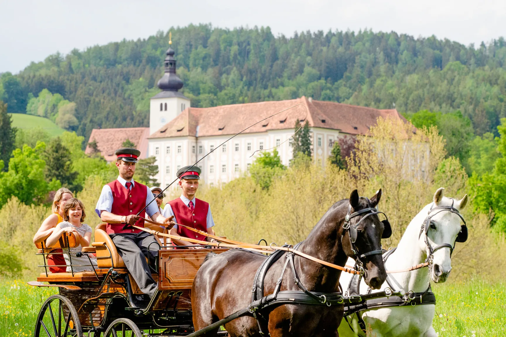 Kutsche mit Pferden, Kutscher und Familie in Kutsche
