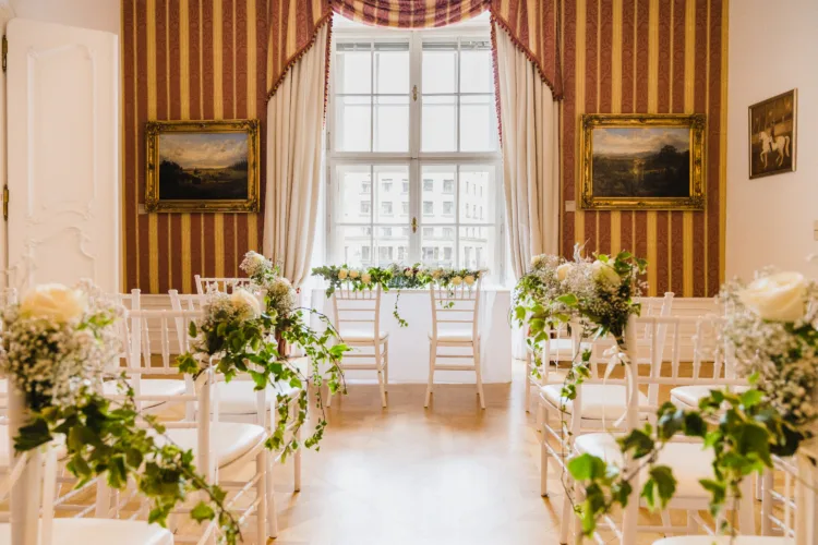 Salon der Spanischen Hofreitschule mit Blumenschmuck