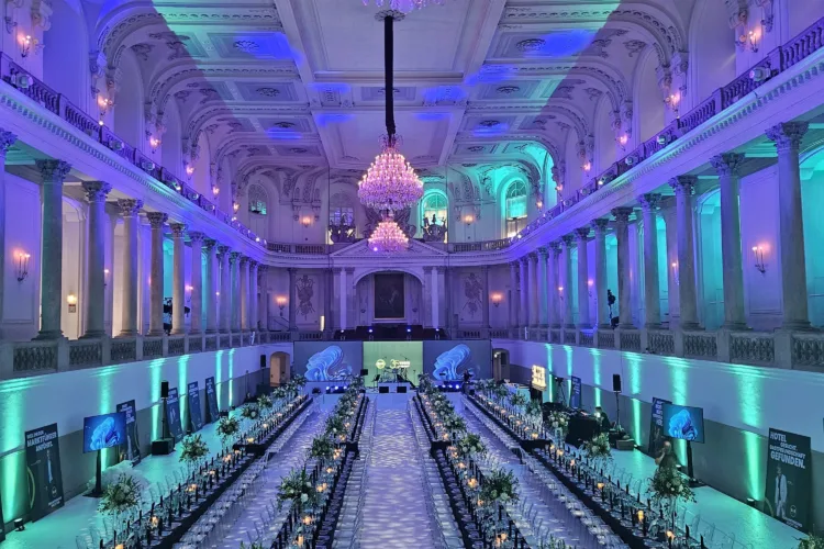Das Bild zeigt ein schönes Setup der Winterreitschule, umgebaut zu einer Galadinner Location.