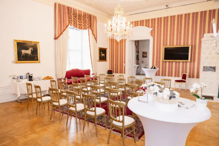 Das Bild zeigt eine Theaterbestuhlung während eines Pressefrühstücks in den Salons der Spanischen Hofreitschule