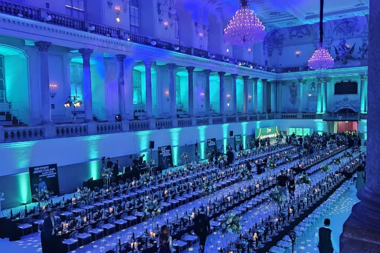 Das Bild zeigt ein schönes Setup der Winterreitschule, umgebaut zu einer Galadinner Location.