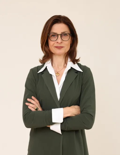 Frau stehend, zur Kamera blickend