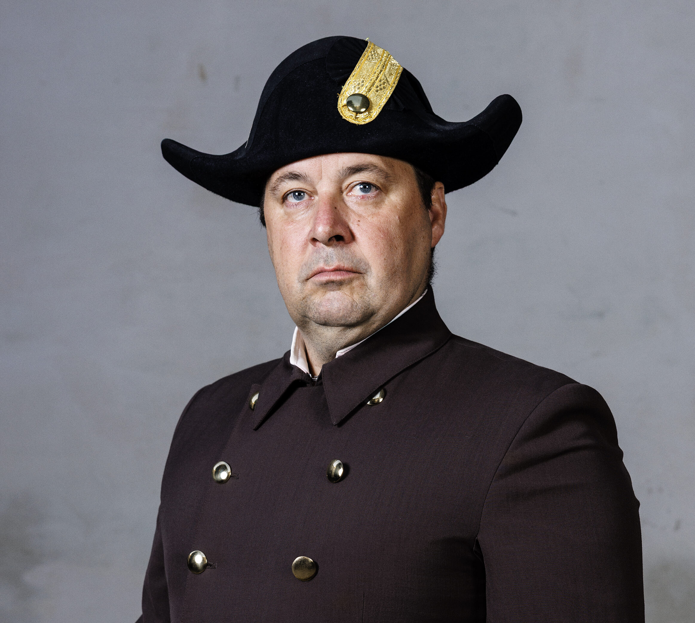 Bereiter der Spanischen Hofreitschule, Jochen Rothleitner, in Uniform vor grauer Wand
